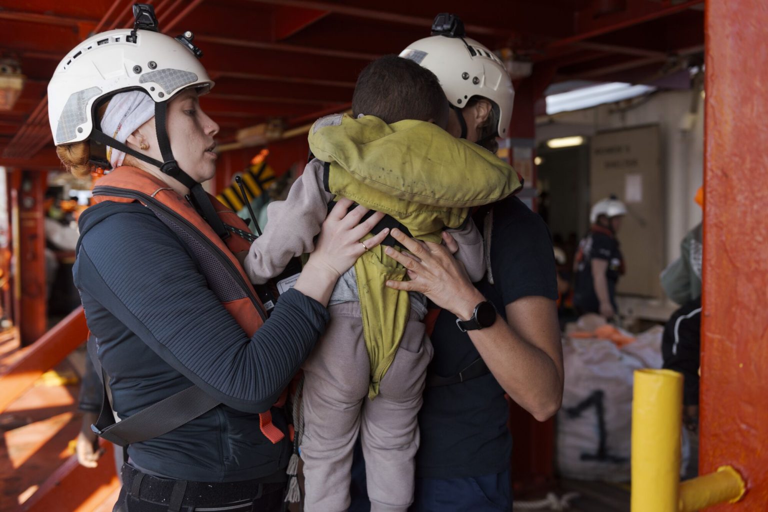 Sos Mediterranee salva 25 migranti: <br> sono attesi al porto di Ancona