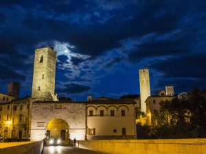 Viaggio nell’Ascoli medievale, tra chiese, torri e rue: il fascino senza tempo della città di pietra
