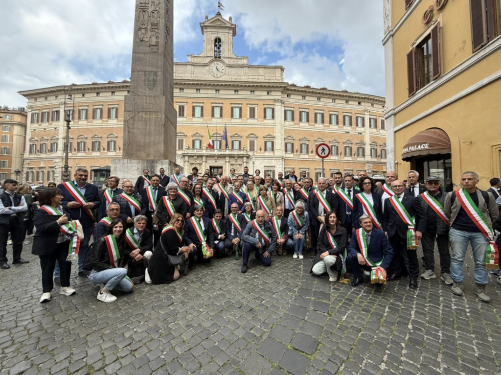 I sindaci dei Comuni montani a Montecitorio (foto Facebook Sara Moreschini)
