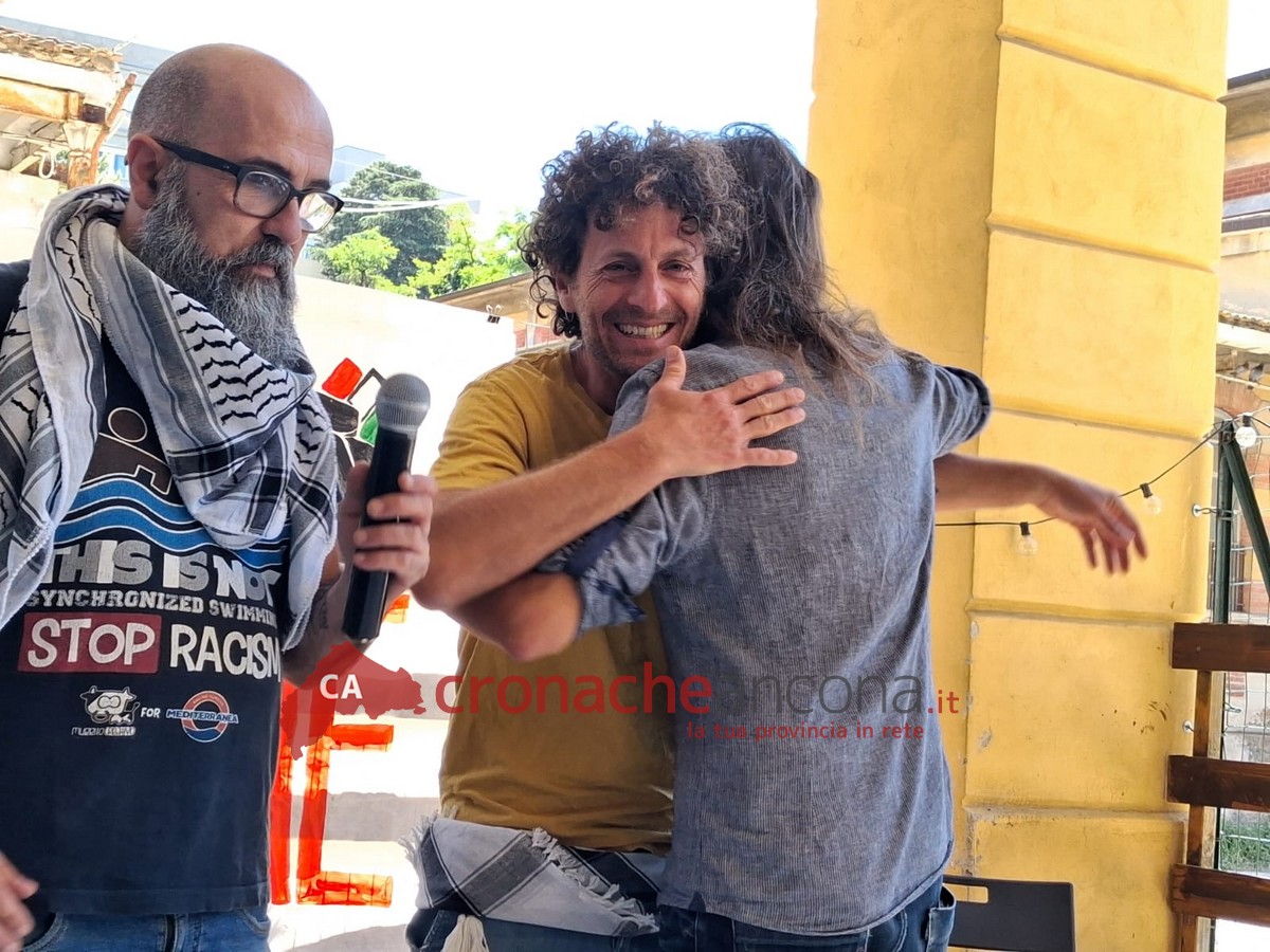 Blitz in mare e torture nel carcere, <br> il racconto choc al ritorno da Gaza: <br> «Coltelli alla gola e ci alzavano per i capelli»