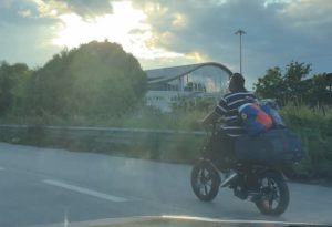 Carica il trolley sull’e-bike e imbocca la superstrada <span>(Video)</span>