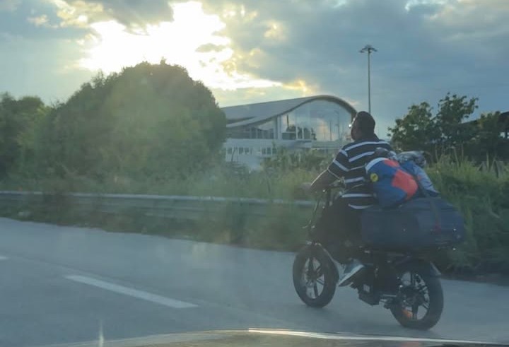 Carica il trolley sull’e-bike e imbocca la superstrada <span>(Video)</span>