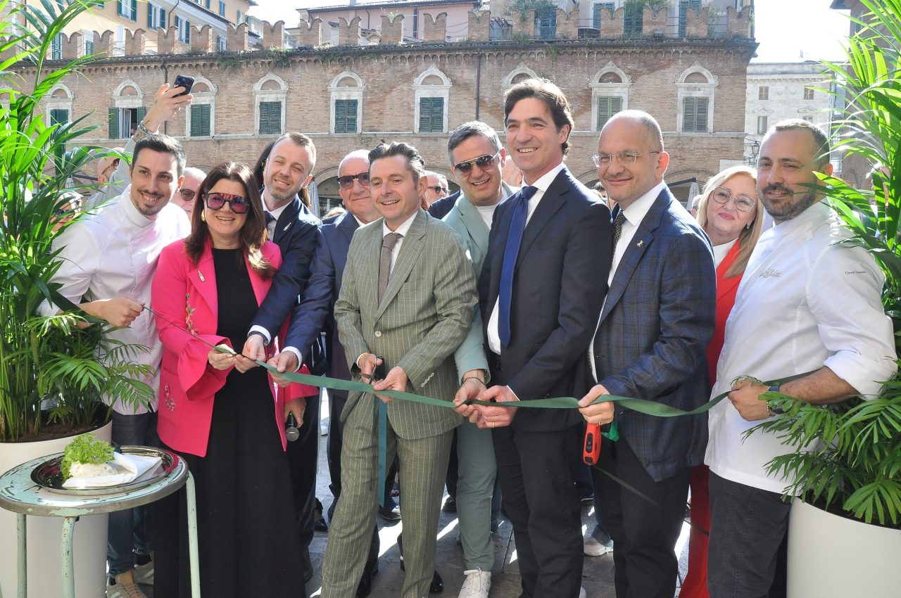 Riapre il Caffè Meletti, grande festa in Piazza del Popolo: lo storico locale restituito alla città <span> (Video e foto) </span>