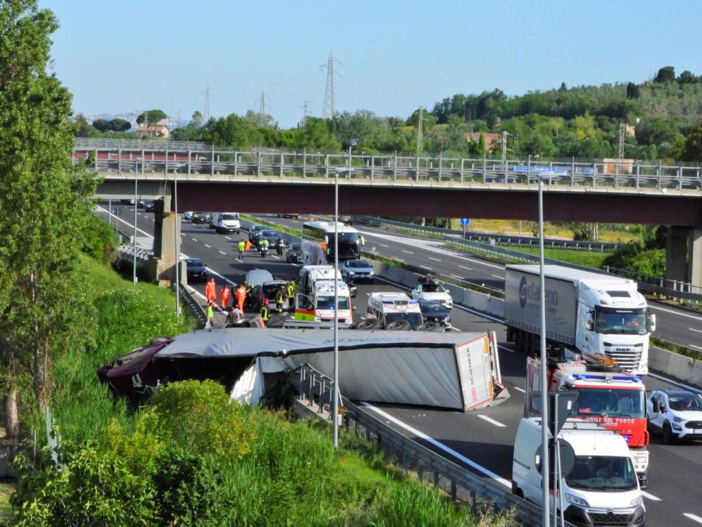 Camion si ribalta in A14, <br> il conducente in eliambulanza a Torrette <BR> <span> (Foto-Video) </span>