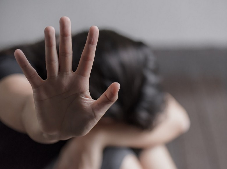 Legata con il filo del telefono <br> e violentata da due uomini