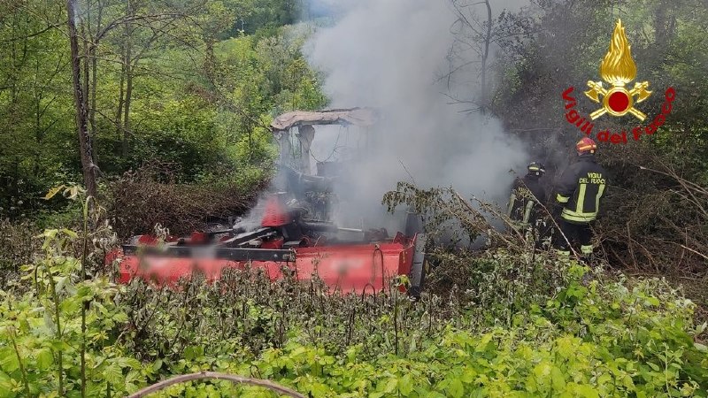 Contro l’albero col trattore mentre taglia l’erba nel campo: un ferito, il mezzo in fiamme