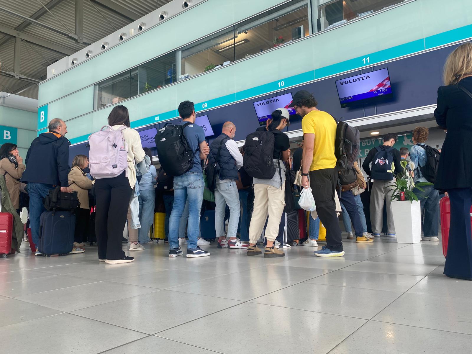Volo Ancona-Catania cancellato, <br> notte in aeroporto per 260 passeggeri: <br> «Tenuti per quattro ore sull’aereo»