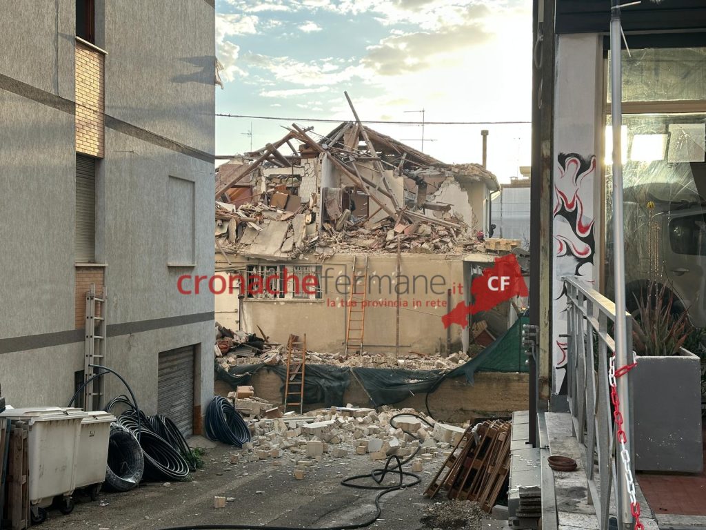Esplosione, crolla una palazzina: deceduto un ragazzo <br> Macchina dei soccorsi al lavoro