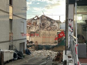 Esplosione, crolla una palazzina: deceduto un ragazzo <br> Macchina dei soccorsi al lavoro