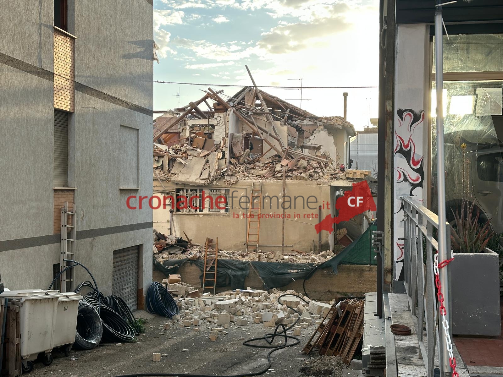 Esplosione, crolla una palazzina: deceduto un ragazzo <br> Macchina dei soccorsi al lavoro