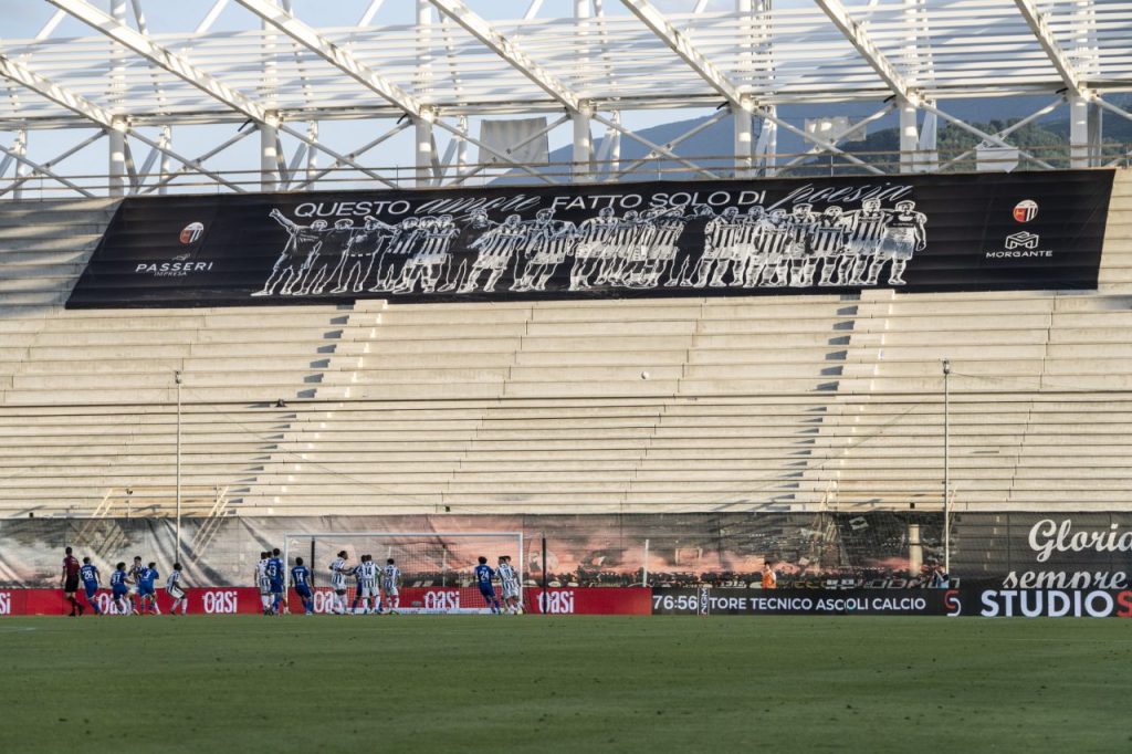 Ascoli, caccia all’abbonamento per la nuova Curva Sud: caos nella vendita online, code nelle ricevitorie