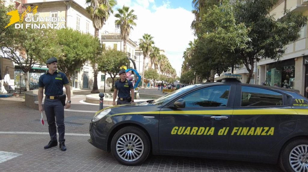 Vendeva online migliaia di prodotti contraffatti: sequestrato opificio nel Piceno, 779 acquirenti sanzionati