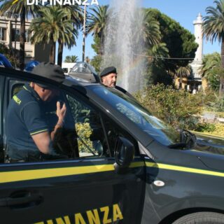 Blitz della Guardia di Finanza in un negozio: sequestrati oltre 200mila prodotti non sicuri