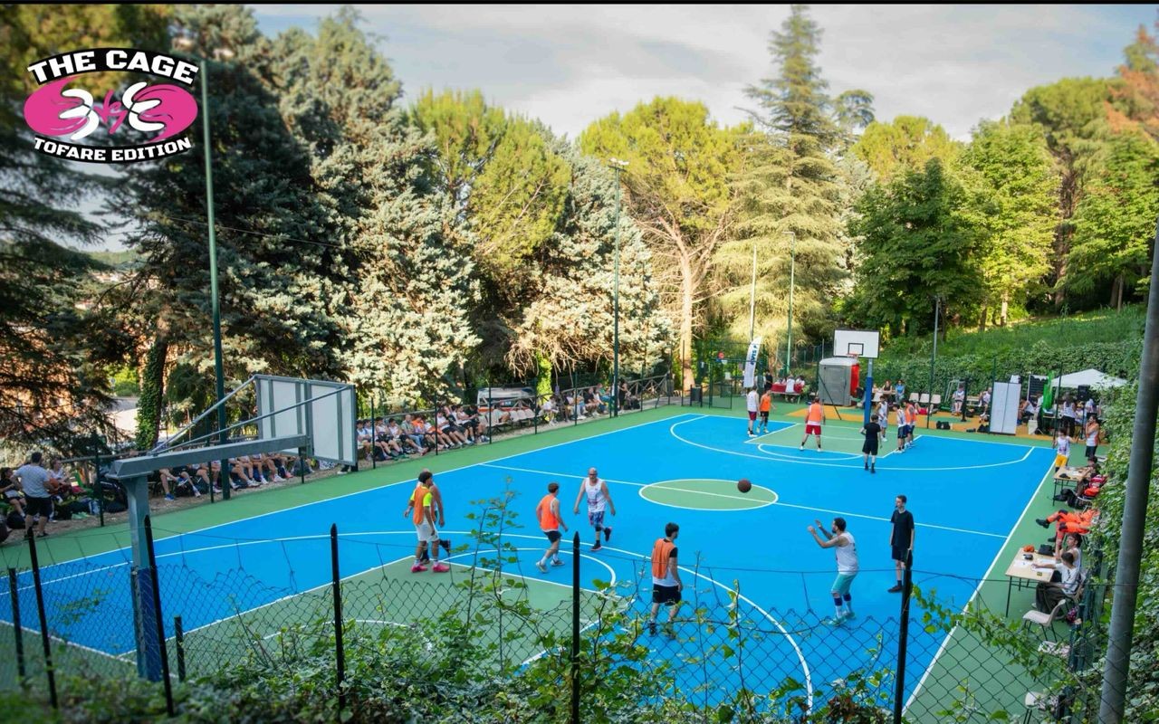 Tofare, il campetto rinasce: da simbolo di degrado a cuore del basket giovanile