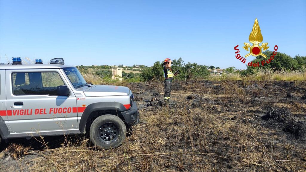 Incendio nella notte a Cupra Marittima, torna l’ombra del piromane?