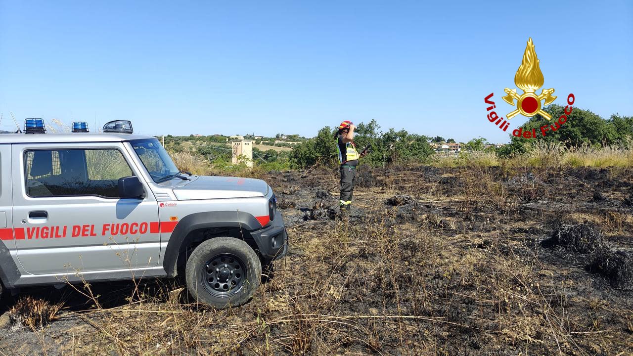 Incendio nella notte a Cupra Marittima, torna l’ombra del piromane?