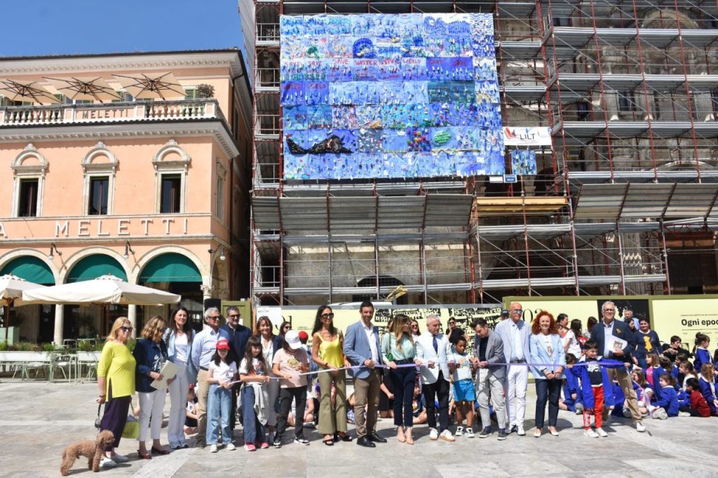 “Azzurra”, l’arte dei bambini per salvare il mare: oltre 300 alunni protagonisti in Piazza del Popolo <span> (Video e foto) </span>