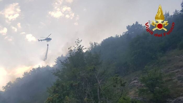 Fiamme nei boschi di Santa Maria a Corte: elicottero in volo per domare l’incendio