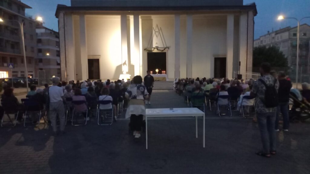 “Adorazione per la Pace”, centinaia di fedeli in piazza Immacolata per il secondo anniversario del cammino di preghiera