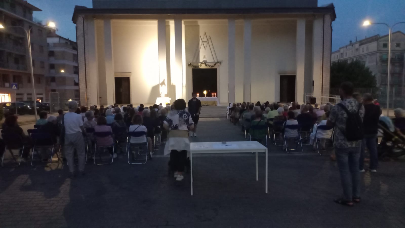 “Adorazione per la Pace”, centinaia di fedeli in piazza Immacolata per il secondo anniversario del cammino di preghiera