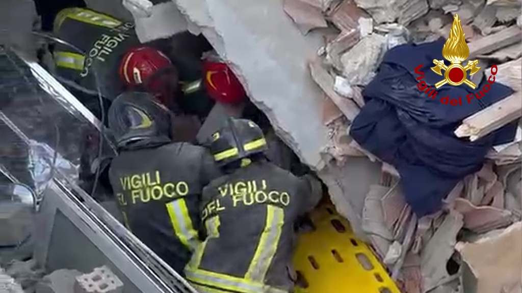 La fuga di gas e lo scoppio, Vigili del fuoco al lavoro per risalire alle cause: sotto sequestro la casa della tragedia
