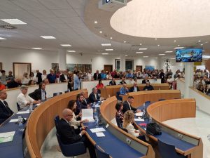 Insediato il nuovo Consiglio comunale, tra appelli all’unità e prime crepe nella maggioranza <span> (Video) </span>