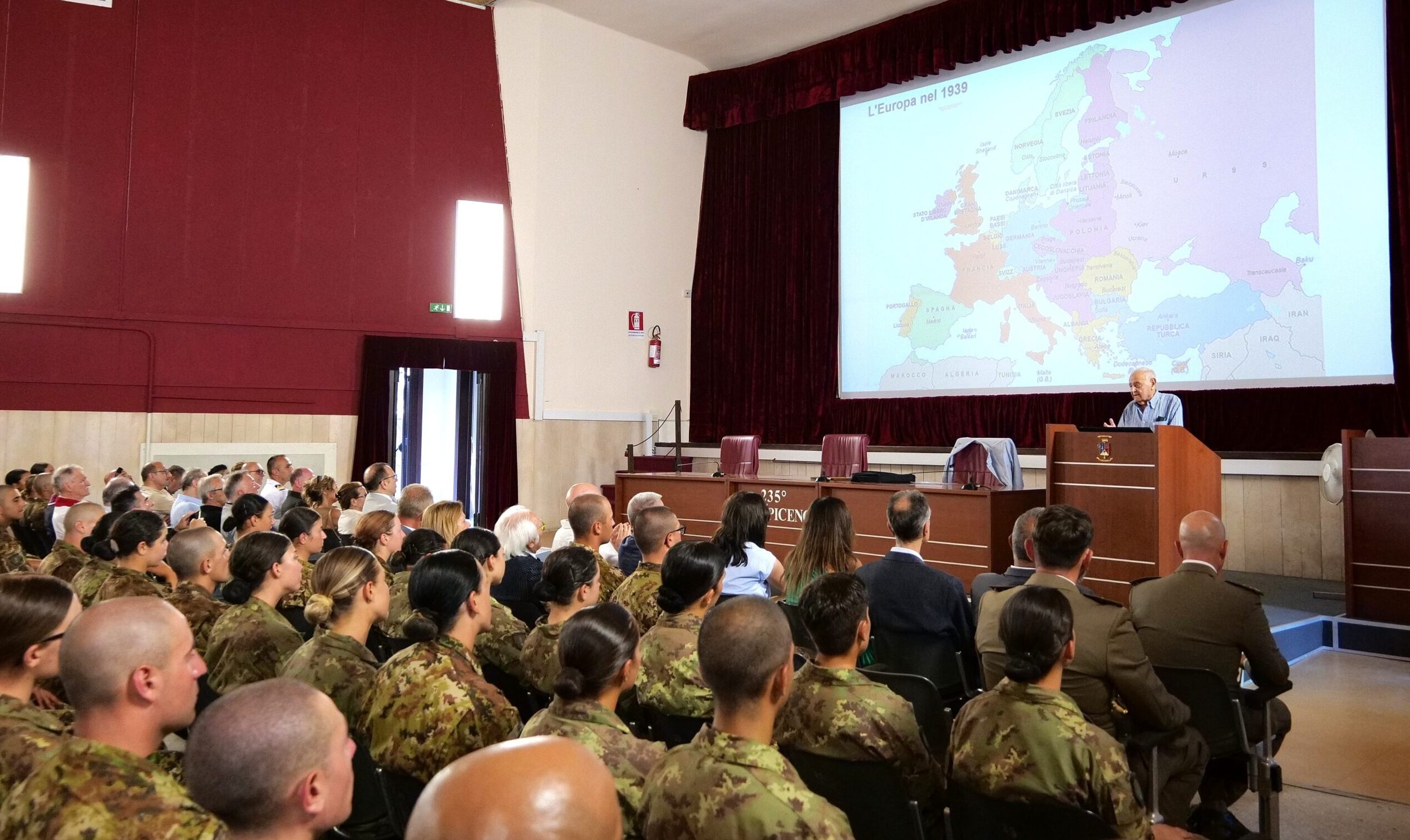 Alla caserma “Clementi” focus su Italia e Nato: il generale Marcozzi incontra i giovani volontari