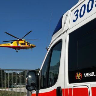 Auto si sfrena all’autolavaggio, uomo schiacciato contro un muro: è grave