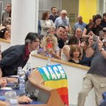 La Bandiera della Pace divide il Consiglio: quando un simbolo fa più paura delle parole
