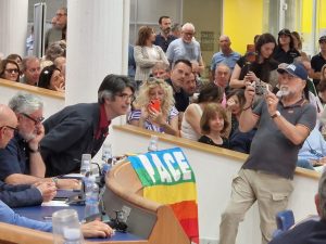 La Bandiera della Pace divide il Consiglio: quando un simbolo fa più paura delle parole La Bandiera della Pace divide il Consiglio: quando un simbolo fa più paura delle parole