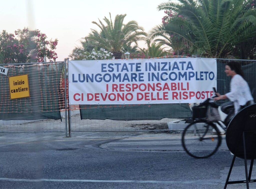 Lungomare ancora recintato, torna la protesta: nuovo striscione contro il cantiere infinito
