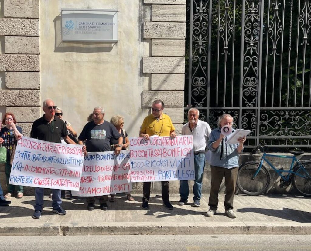 Tassa di bonifica, le voci dal picchetto: «E’ ora di dire basta»