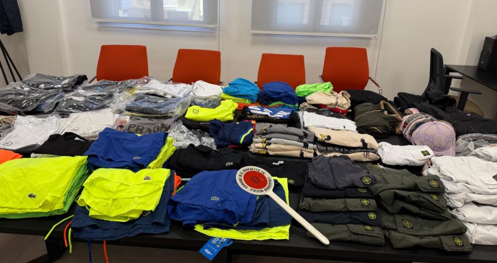 Lotta all’abusivismo commerciale, sequestro della Polizia Locale sul lungomare