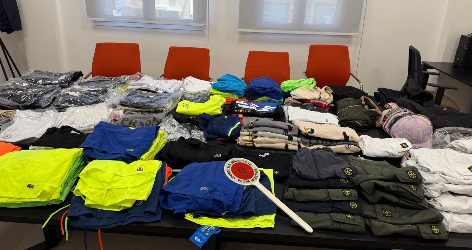 Lotta all’abusivismo commerciale, sequestro della Polizia Locale sul lungomare