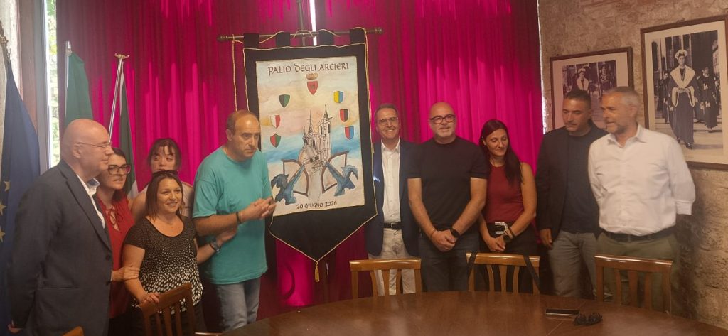 Quintana, il Palio degli Arcieri apre la stagione 2026: presentato il drappo realizzato da “L’Orto di Paolo”