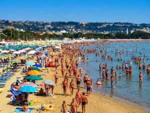Ondata di calore sulla Riviera: nuova allerta rossa, i balneari fanno il pieno ma negli chalet crollano i consumi