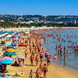 Ondata di calore sulla Riviera: nuova allerta rossa, i balneari fanno il pieno ma negli chalet crollano i consumi