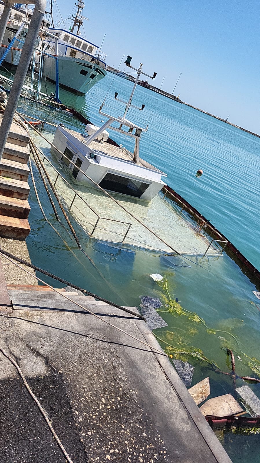 Un peschereccio sotto il mare, la curiosità cresce al Molo Nord