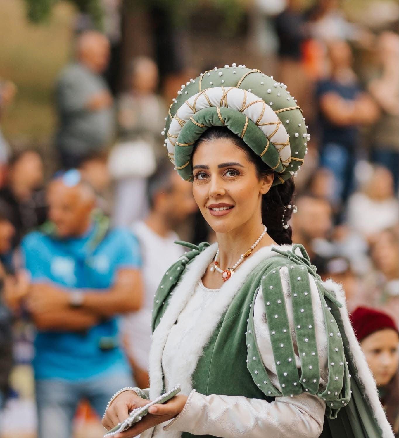 Da dama a castellana: Arianna Viviani torna protagonista nel corteo della Quintana