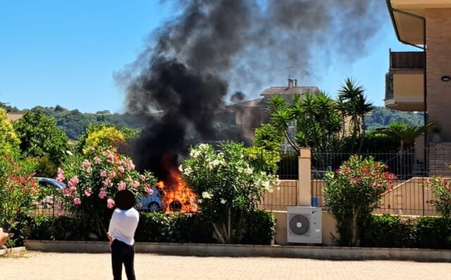 Auto in fiamme a Marina di Altidona