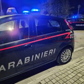 «Sono al telefono con tua figlia»: raggira un’anziana e scappa con i soldi ma i carabinieri lo incastrano