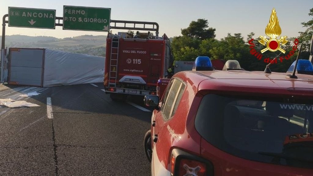 Camion ribaltato in A14, soccorritori a lavoro tutta la notte: all’alba la riapertura dell’autostrada