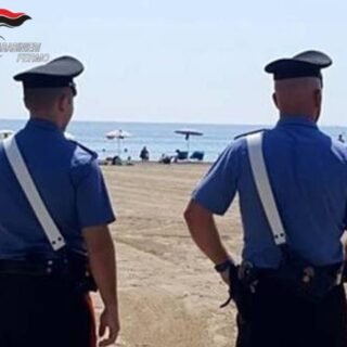 Atti di autoerotismo in spiaggia, scatta anche alcune foto: identificato e denunciato