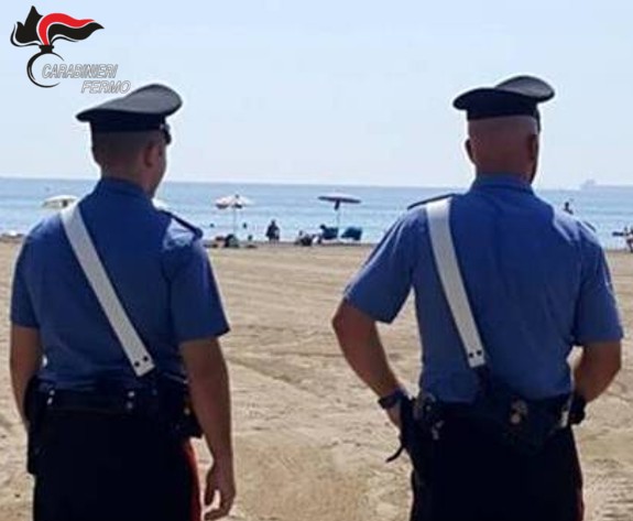 Atti di autoerotismo in spiaggia, scatta anche alcune foto: identificato e denunciato