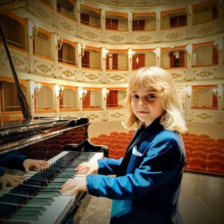 Il piccolo genio del pianoforte Alberto Cartuccia Cingolani in piazza San Giacomo