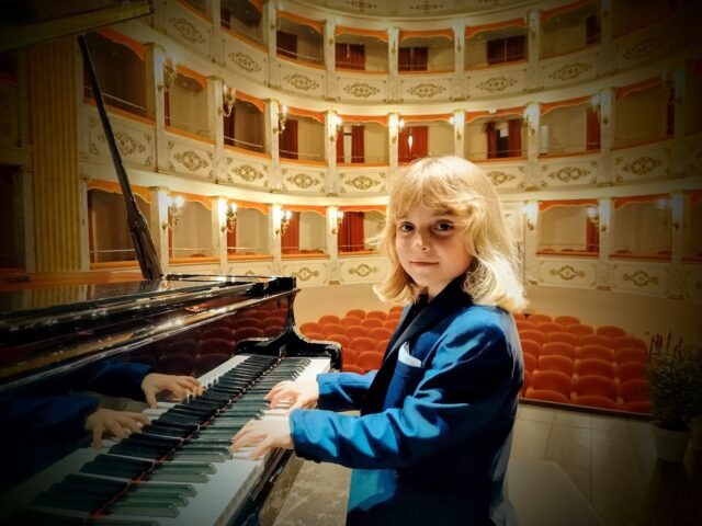 Il piccolo genio del pianoforte Alberto Cartuccia Cingolani in piazza San Giacomo