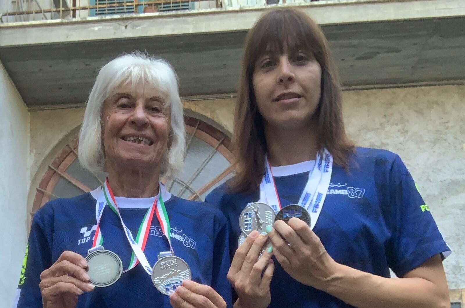 Irene e la mamma Bianca Maria, storia nel segno del nuoto: di nuovo insieme sul podio dei Campionati Italiani