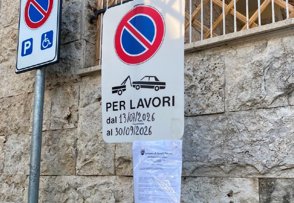 Caos in via Malaspina, i residenti: «Parcheggi ormai introvabili, servono soluzioni urgenti»