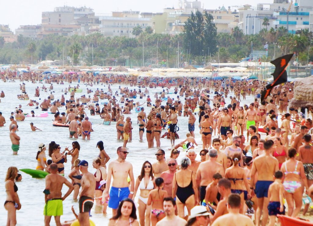 Domenica di afa e spiagge affollate, ma il meteo cambia: in arrivo temperature più miti e rischio grandine