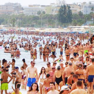 Domenica di afa e spiagge affollate, ma il meteo cambia: in arrivo temperature più miti e rischio grandine